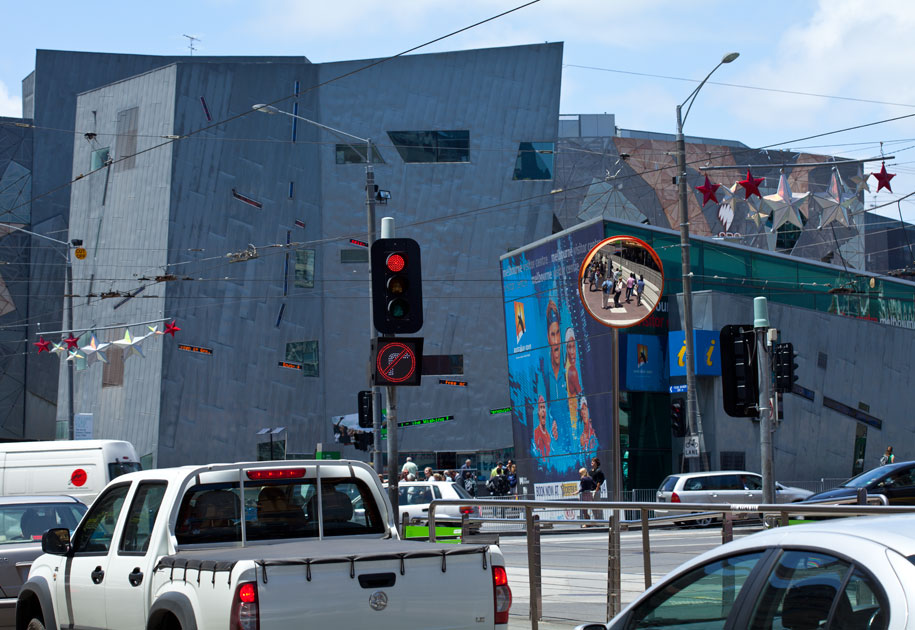 06_melbourne.traffic.redlight.museum.car.mirror.color.jpg